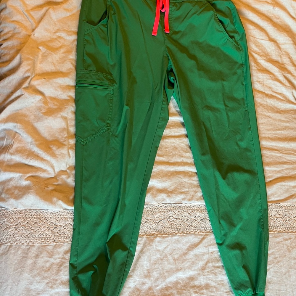 FIGS Safety Green FREEx™